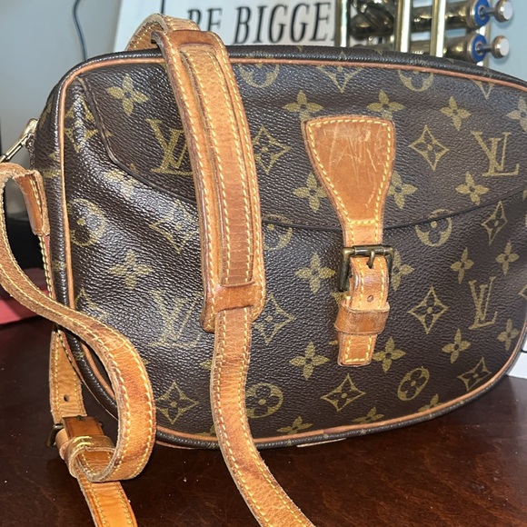 Louis Vuitton Jeune Fille Monogram Coated Canvas Leather Crossbody bag - Picture 4 of 15